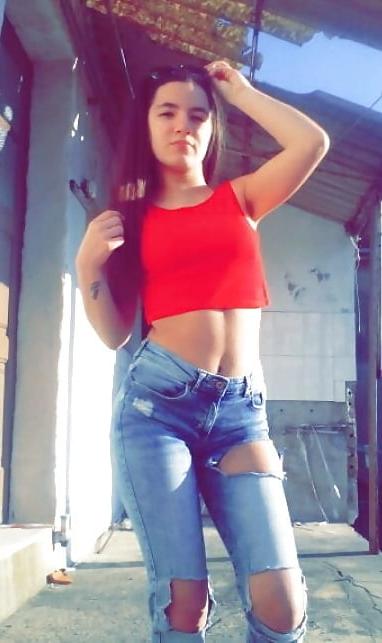 8P Une jolie brune en jeans moulant quel cul !