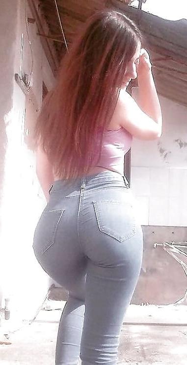 8P Une jolie brune en jeans moulant quel cul !