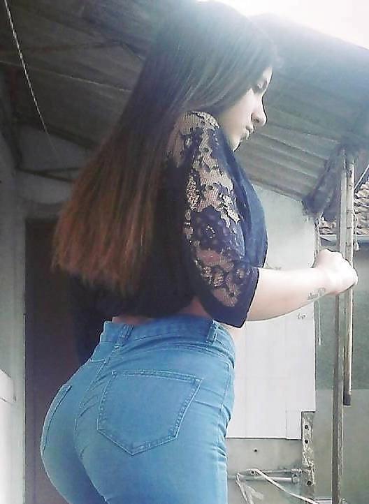 8P Une jolie brune en jeans moulant quel cul !