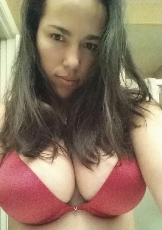 18P Laura shows off her fat boobs