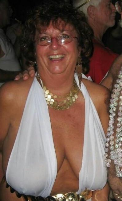 20P Mature ladies at fantasy fest 5
