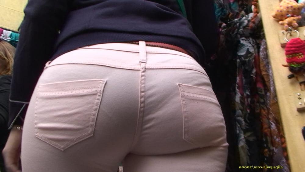 24P CANDID 20yo ASS IN TIGHT PANTS