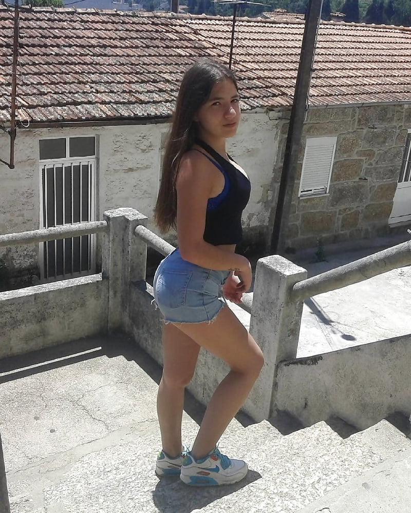 7P Une jolie minette brune en short de  jeans quel cul !