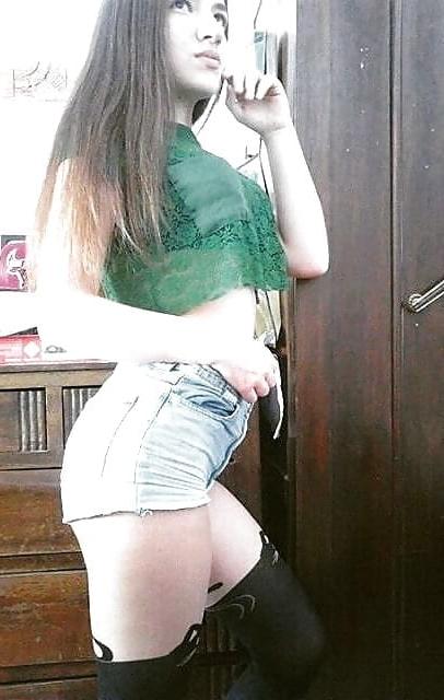 7P Une jolie minette brune en short de  jeans quel cul !