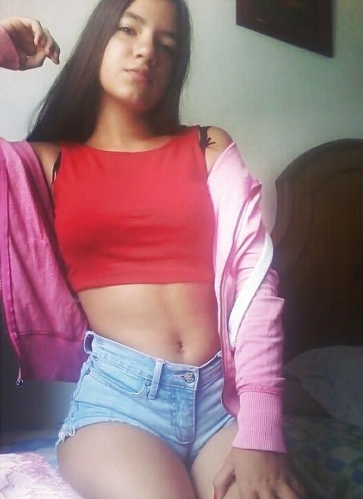 7P Une jolie minette brune en short de  jeans quel cul !