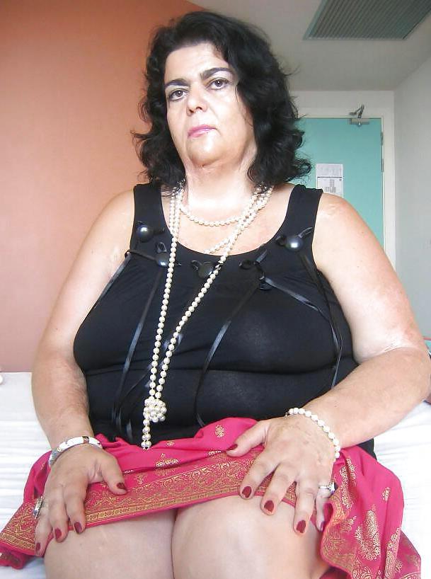 16P Fat granny plays with her fat pussy