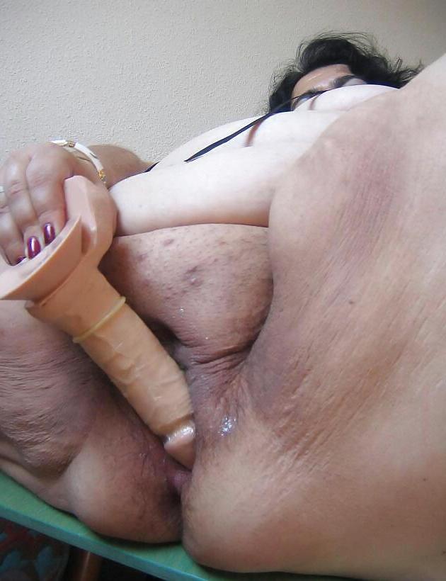 16P Fat granny plays with her fat pussy