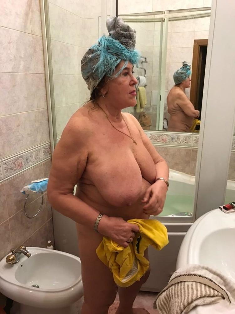 25P Older and hot 119 (In the bathroom)