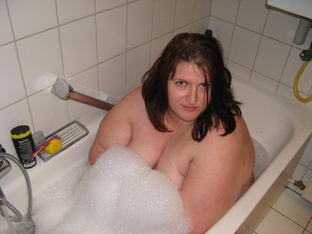 25P Older and hot 119 (In the bathroom)