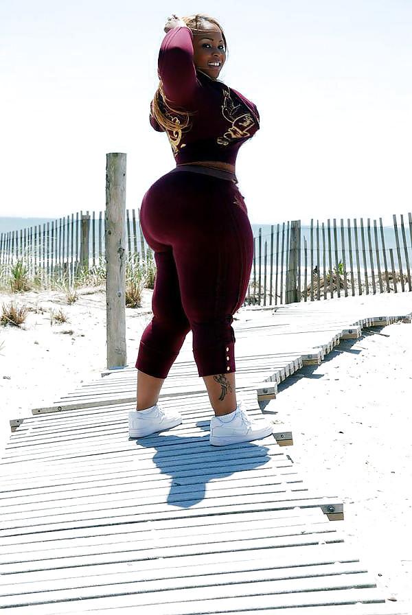 25P Very Curvy Women