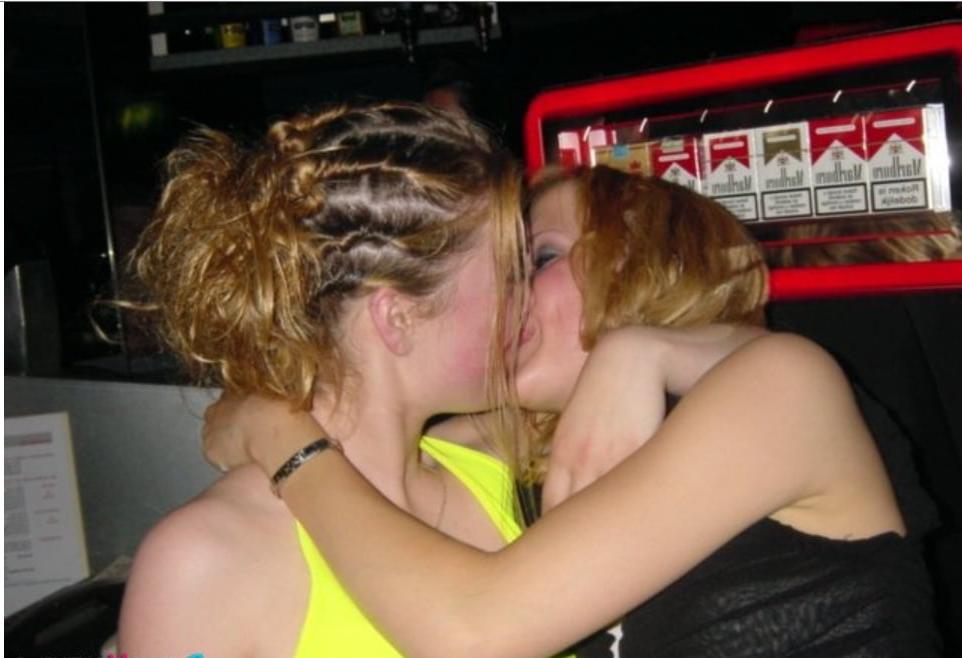25P Hot Girls Kiss Each Other 3