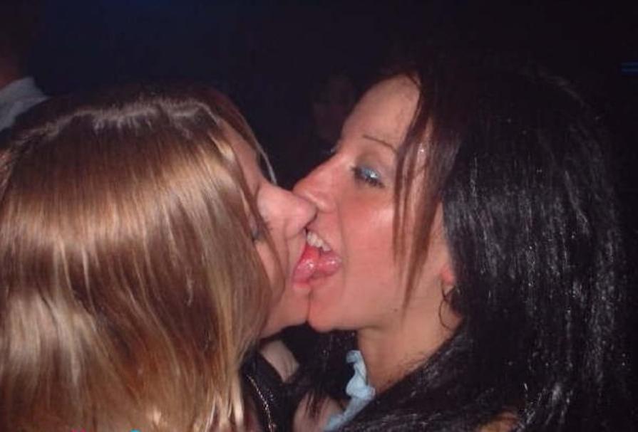 25P Hot Girls Kiss Each Other 3