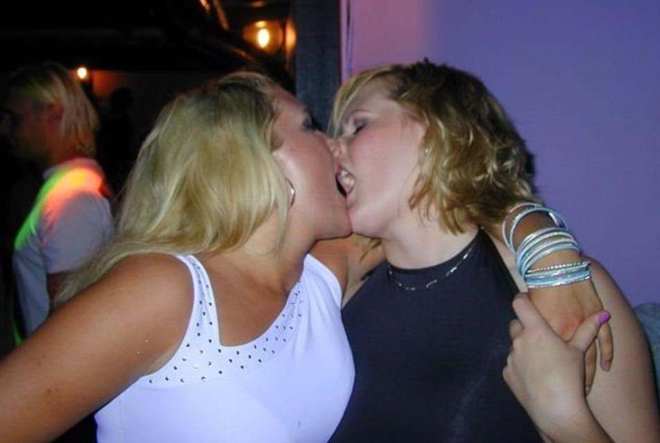 25P Hot Girls Kiss Each Other 3