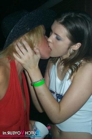 25P Hot Girls Kiss Each Other 3