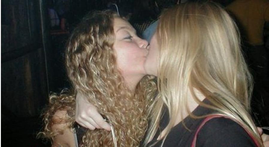 25P Hot Girls Kiss Each Other 3