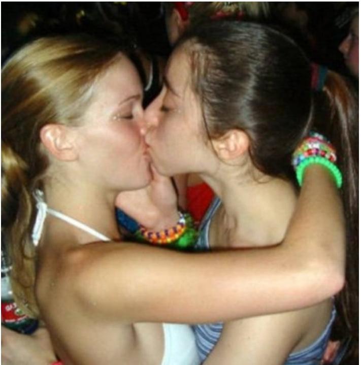25P Hot Girls Kiss Each Other 3