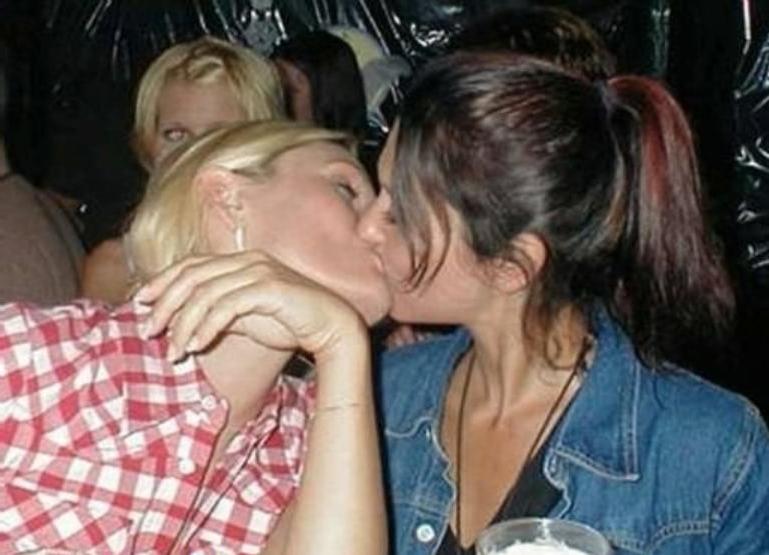 25P Hot Girls Kiss Each Other 3