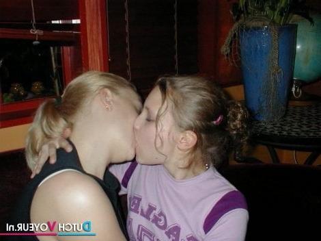 25P Hot Girls Kiss Each Other 3