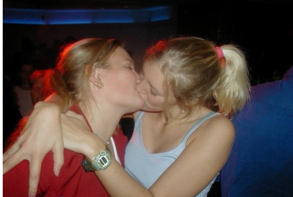 25P Hot Girls Kiss Each Other 3