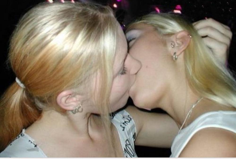 25P Hot Girls Kiss Each Other 3