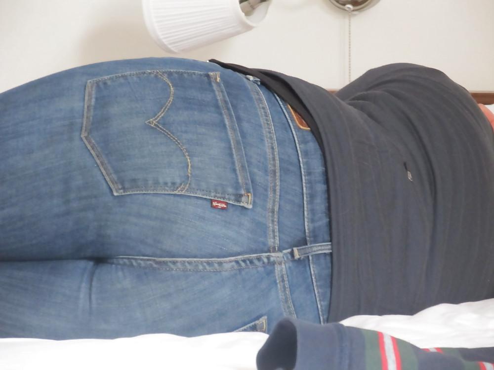 4P Girl in levis jeans