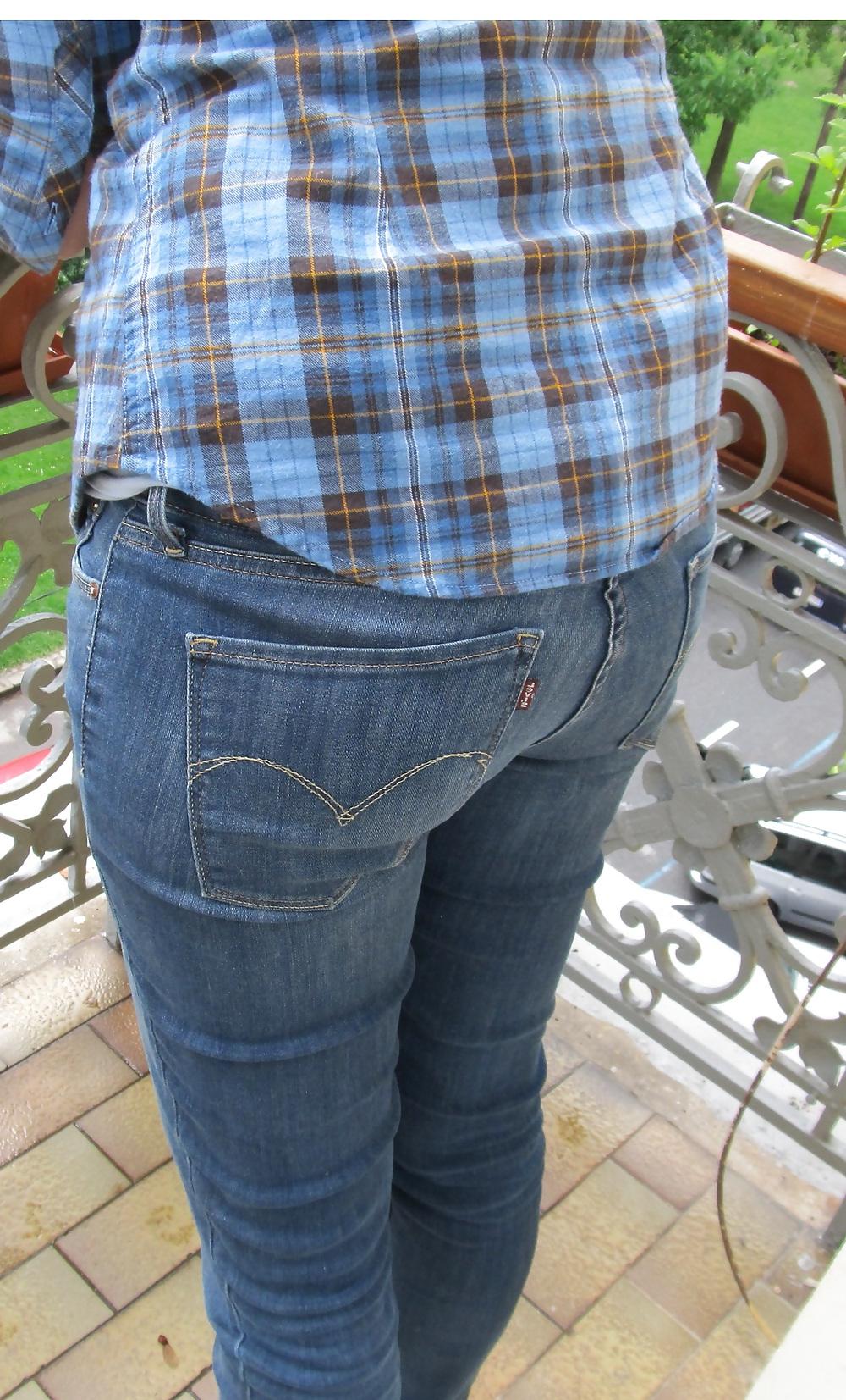 4P Girl in levis jeans