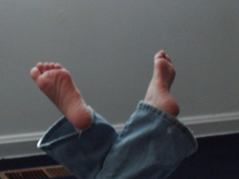 25P Amanda in Ripped Jeans & Barefeet # 2