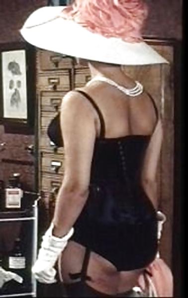 21P Great hourglass figure and lovely curvy hips 