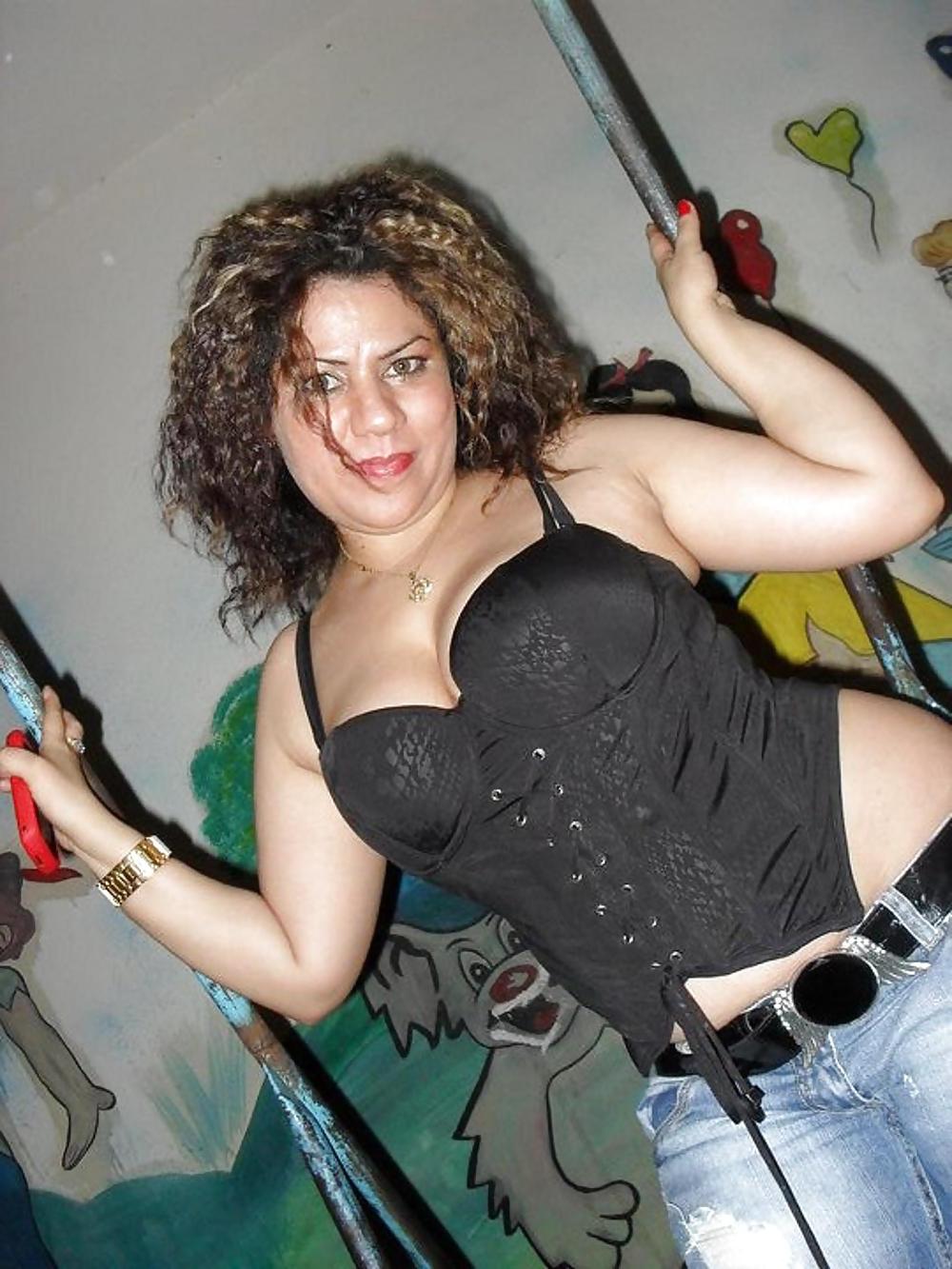 5P Thick arab with tatoo