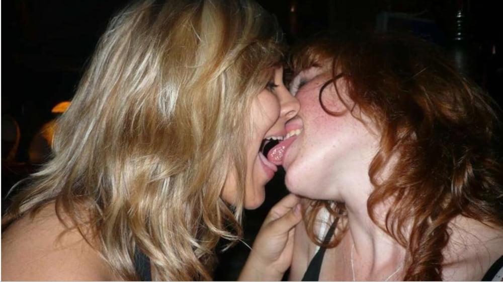 20P Hot Girls Kiss Each Other 2