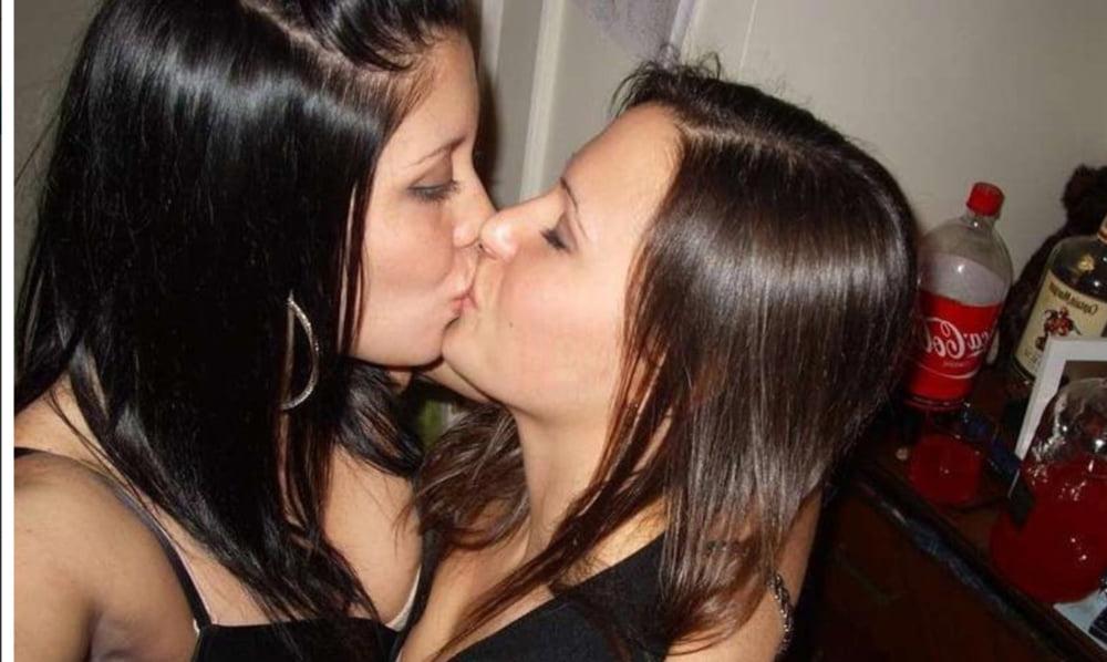 20P Hot Girls Kiss Each Other 2
