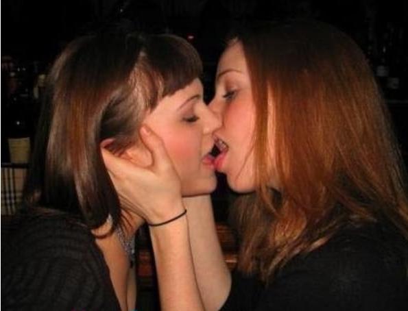 20P Hot Girls Kiss Each Other 2