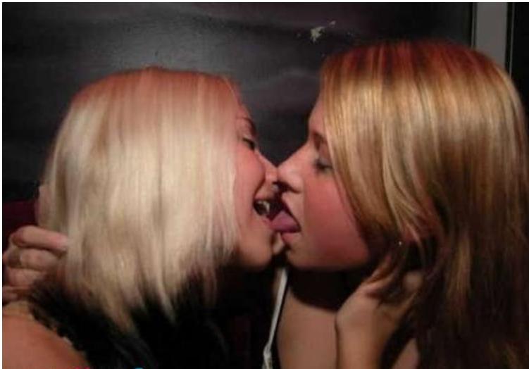 20P Hot Girls Kiss Each Other 2