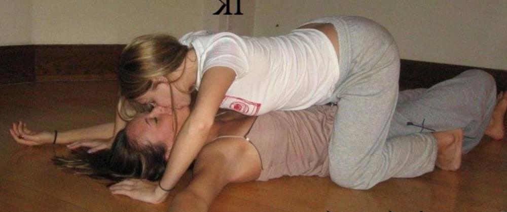 20P Hot Girls Kiss Each Other 2