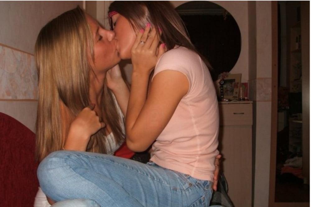 20P Hot Girls Kiss Each Other 2