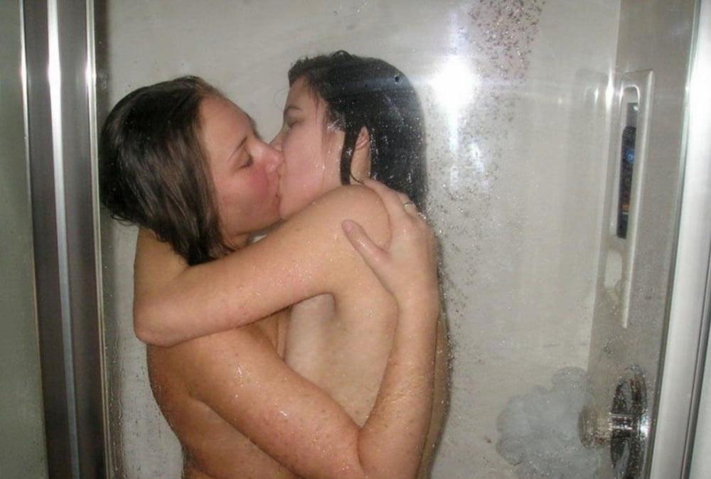 20P Hot Girls Kiss Each Other 2