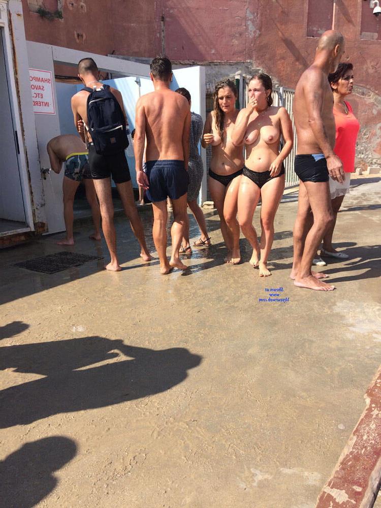 6P 2 Girls Topless Marseille Beach 2019