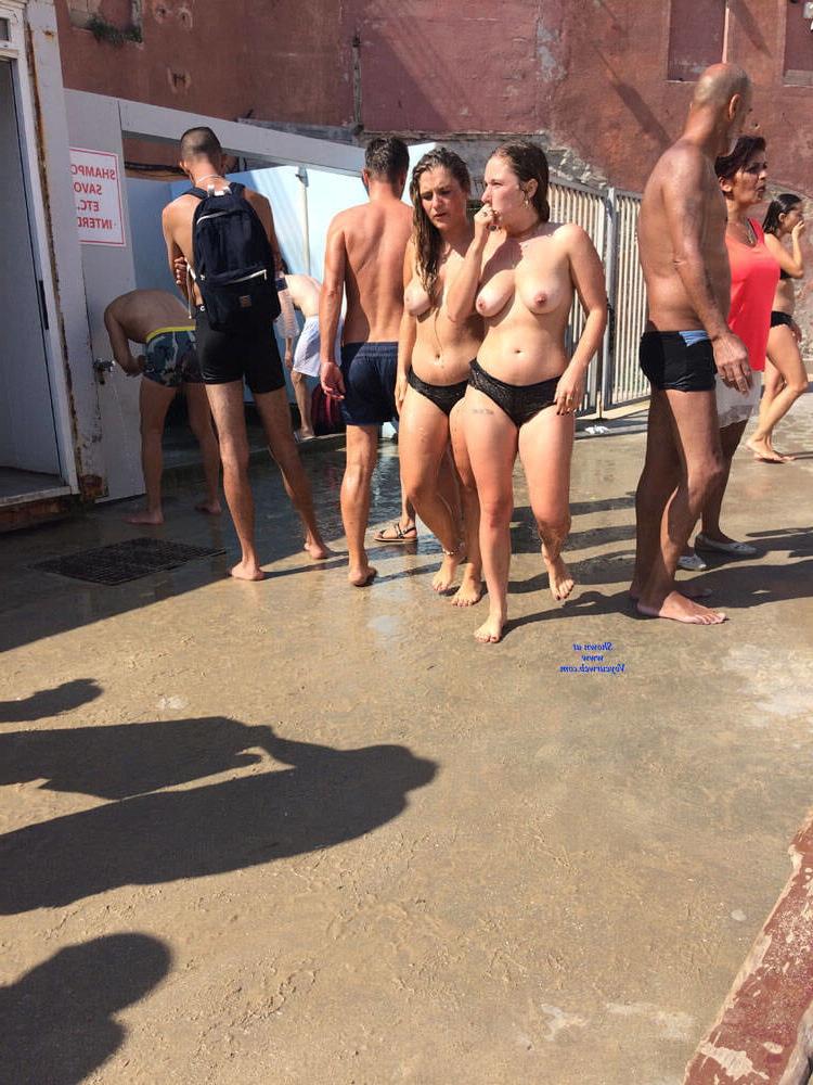 6P 2 Girls Topless Marseille Beach 2019