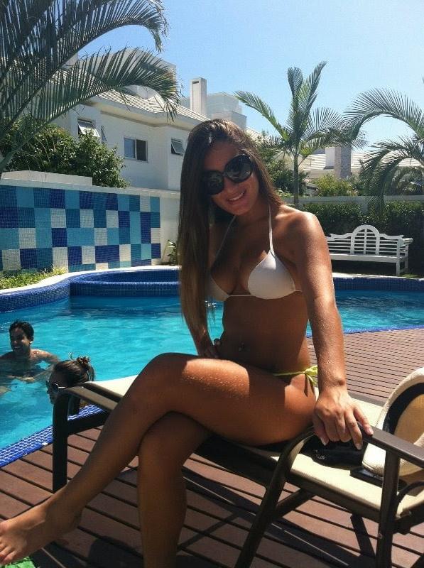 21P Compilation - Brazilian girls in the pool 06.