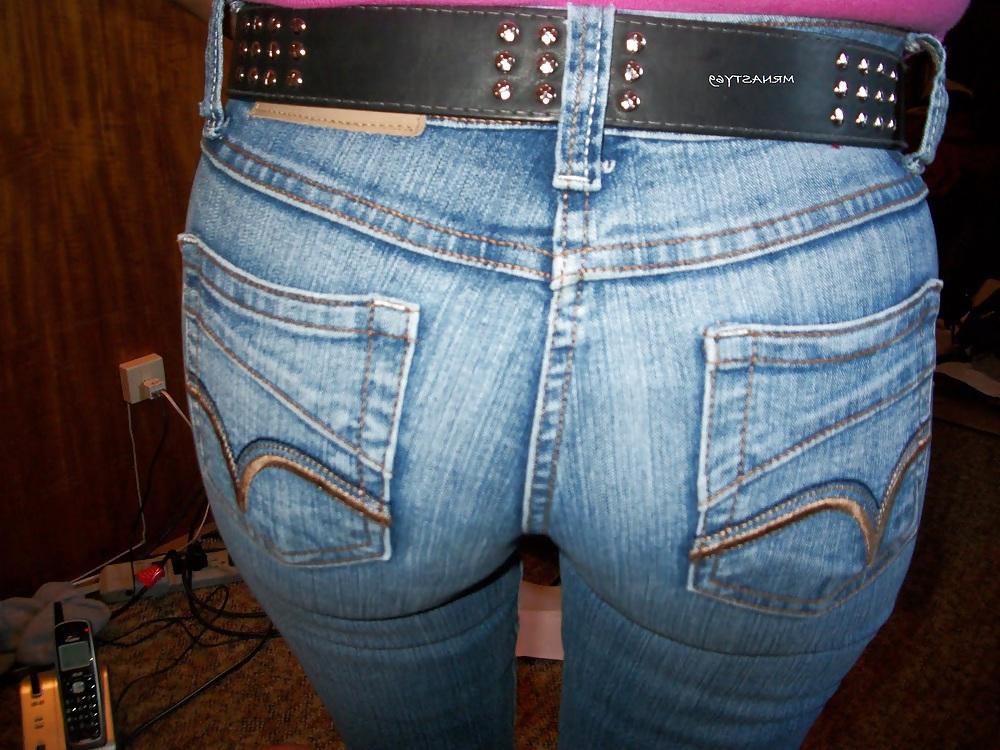 25P Wifes Ass In Tight Jeans