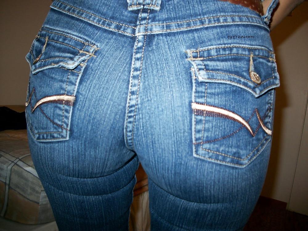 25P Wifes Ass In Tight Jeans