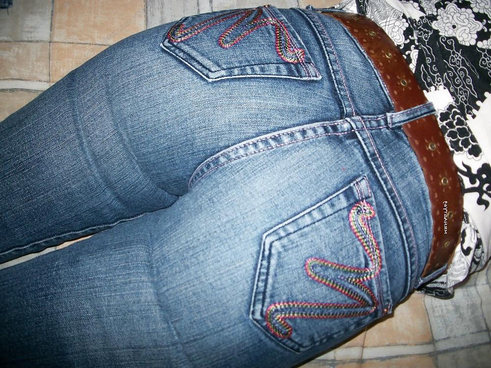 25P Wifes Ass In Tight Jeans