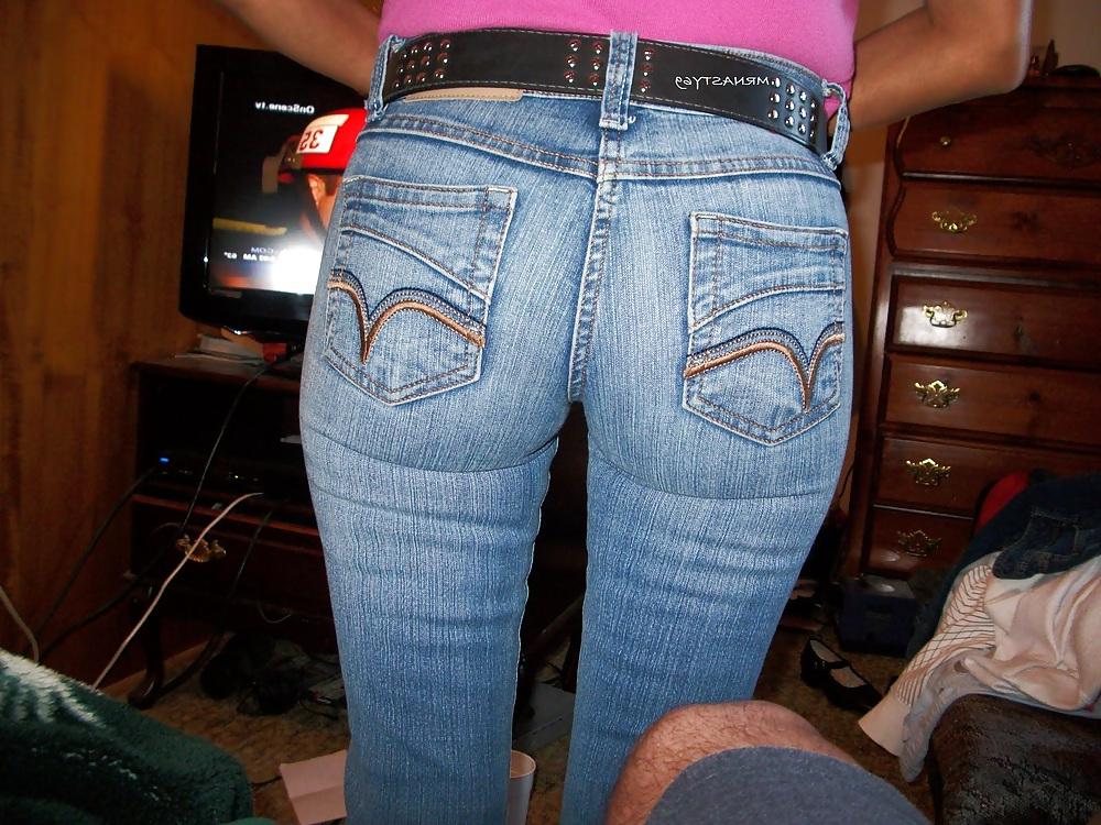 25P Wifes Ass In Tight Jeans