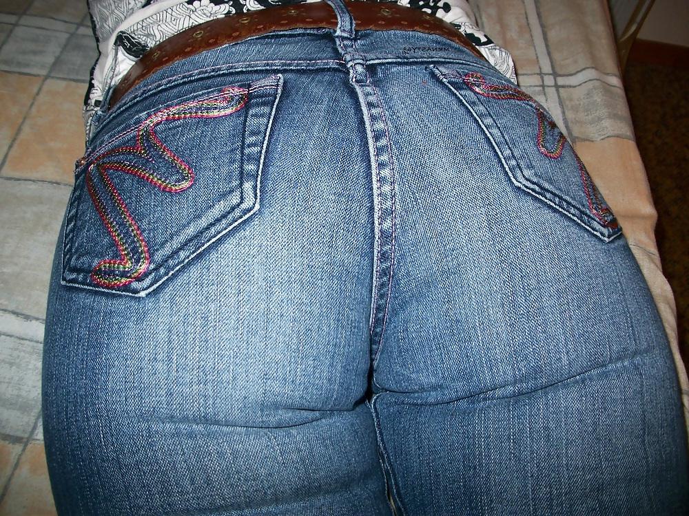 25P Wifes Ass In Tight Jeans