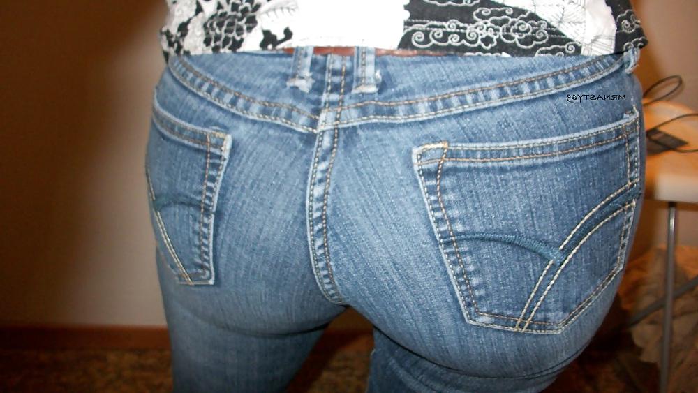 25P Wifes Ass In Tight Jeans