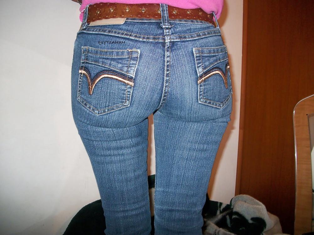 25P Wifes Ass In Tight Jeans