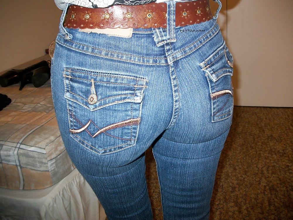 25P Wifes Ass In Tight Jeans