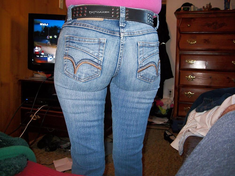 25P Wifes Ass In Tight Jeans