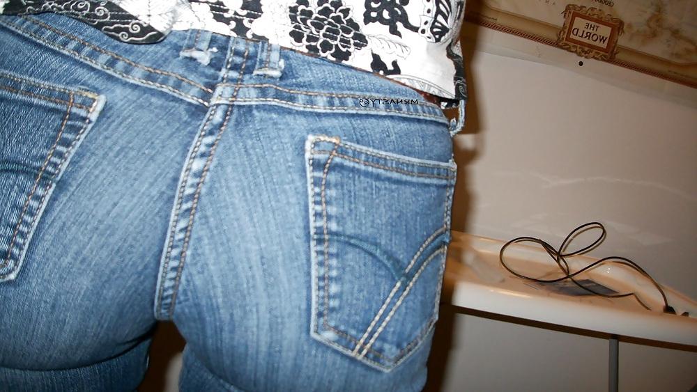 25P Wifes Ass In Tight Jeans