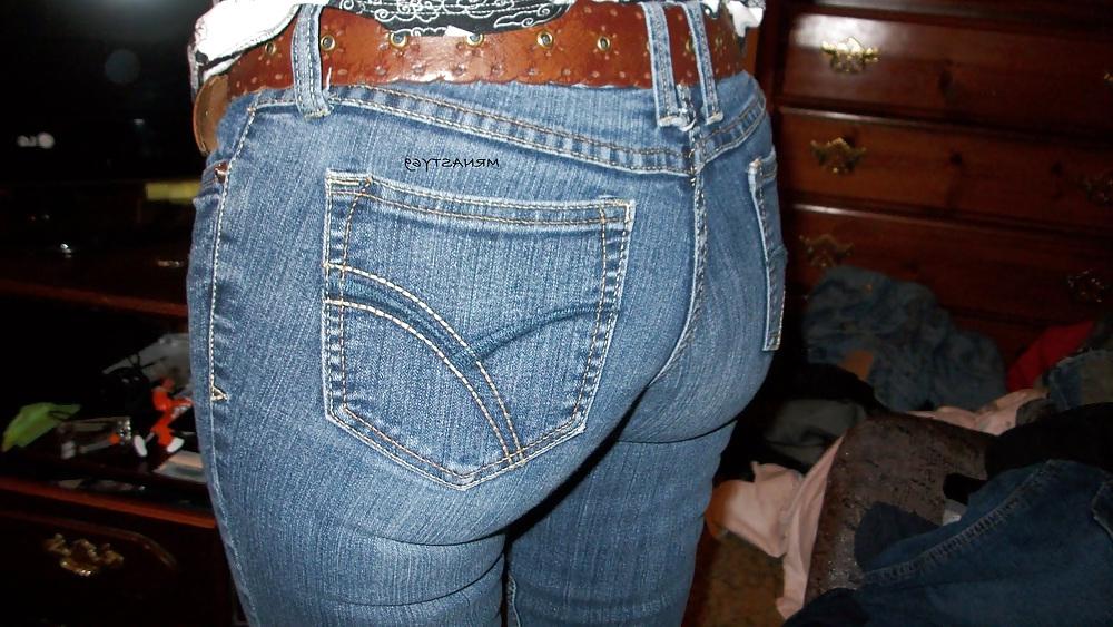 25P Wifes Ass In Tight Jeans
